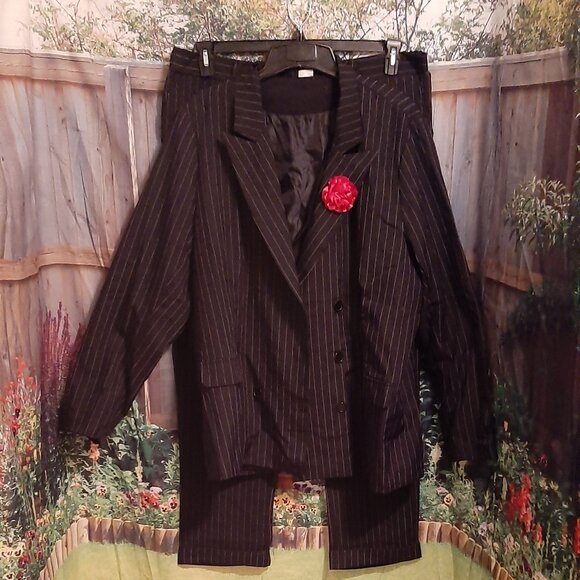 Men's 2XL Pinstripe Gangster Suit w/ Hat and Accessories - Picture 2 of 6